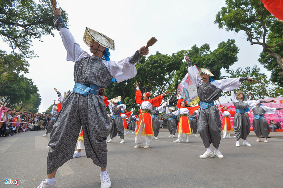 Lễ hội hoa anh đào bên hồ Gươm đông nghẹt du khách